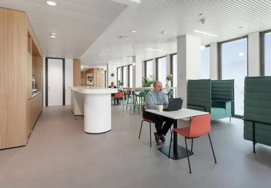 Accélérez la croissance de votre entreprise avec des espaces, des services et un soutien chez Spaces 53 Boulevard Royal