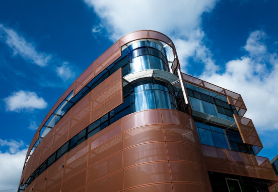 L’impact des licenciements liés à l’IA chez Amazon: un tournant majeur pour l’immobilier de bureaux et d’entrepôts